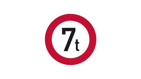 Ceļa zīme, kas aizliedz iebraukt transportlīdzekļiem ar pilno masu virs "7t".