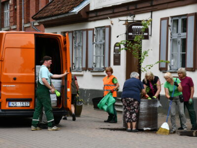 Liepājas iela Kuldīgā kļūst zaļāka – izveidota jauna, mūsdienīga koku aleja